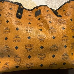 MCM tote No rips or stains. corners are in tact no signs of wear. Dust bag incl